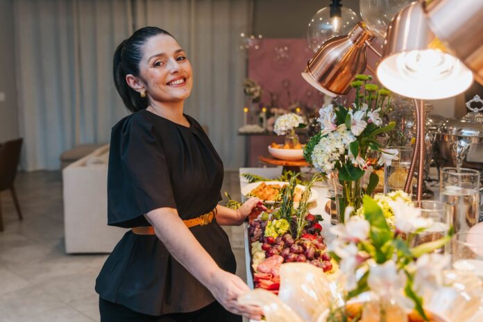 Karlota Gourmet amplia atuação nos Estados Unidos enquanto enfrenta nova batalha contra o câncer.