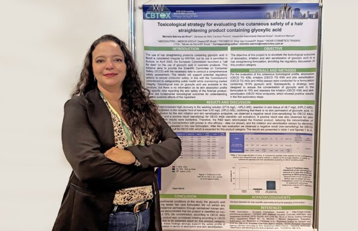 Dra. Michelle Sabrina da Silva ao lado do pôster do estudo sobre ácido glioxílico no CBTOX 2026.