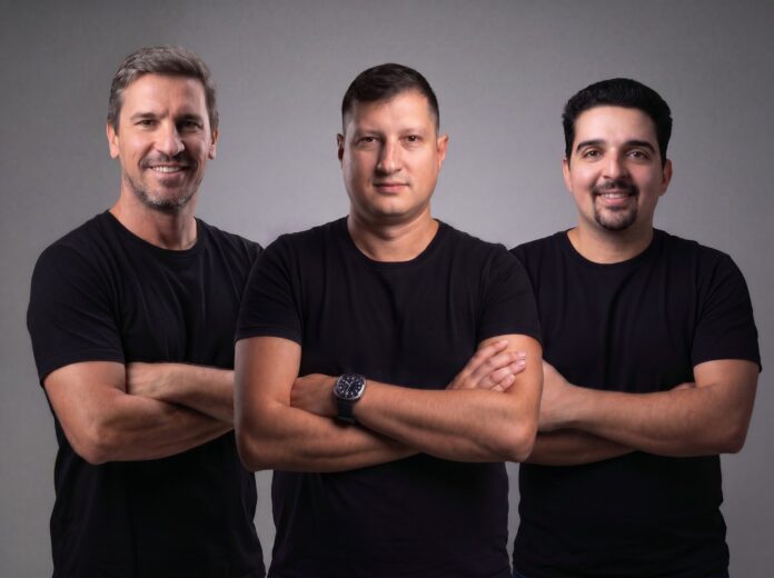 Darlan Lueders, Fernando Negrini e Hugo Dias, da Grand Thera, criaram o Decision-Grade AI, que ajuda empresas a tomarem decisões críticas.