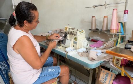 Luciana de Oliveira Vieira, de São Gonçalo (RJ), contemplada com R$ 100 mil na edição de julho do Pix do Milhão: o prêmio virou plano de imóvel e renda para a família.