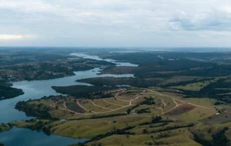 Vias abertas na gleba da Fazenda do Lago, às margens do Corumbá IV: a infraestrutura avança antes da ocupação